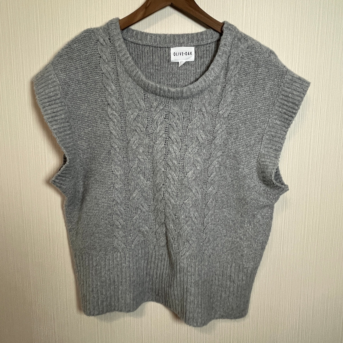 OLIVE + OAK Chunky Cable-Knit Pullover Sweater Vest