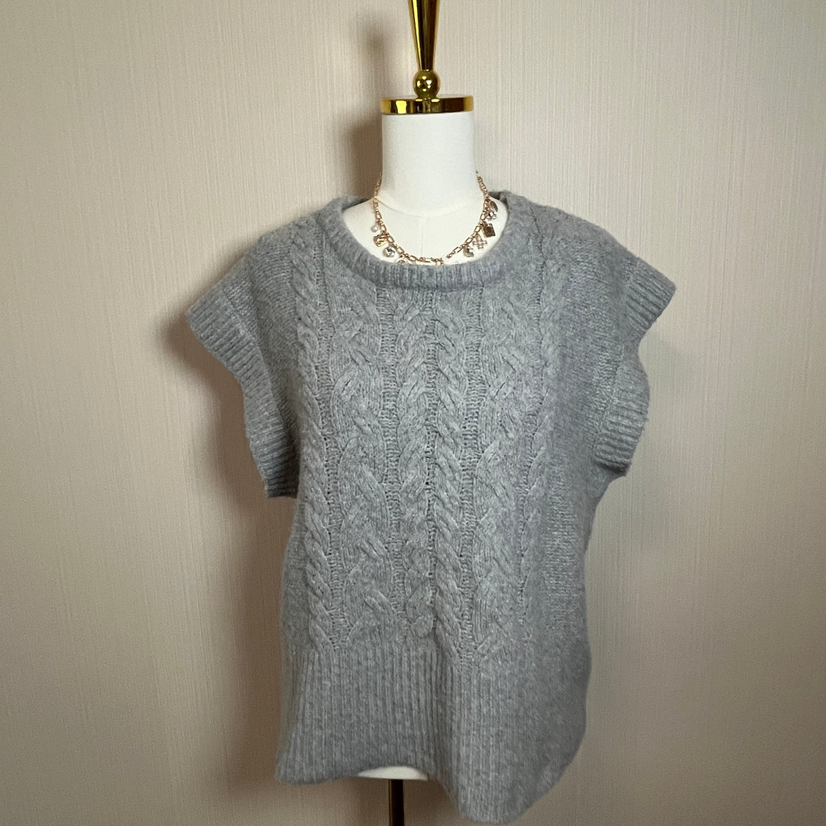 OLIVE + OAK Chunky Cable-Knit Pullover Sweater Vest